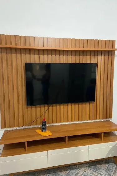 Rack para TV com painel decorativo em madeira