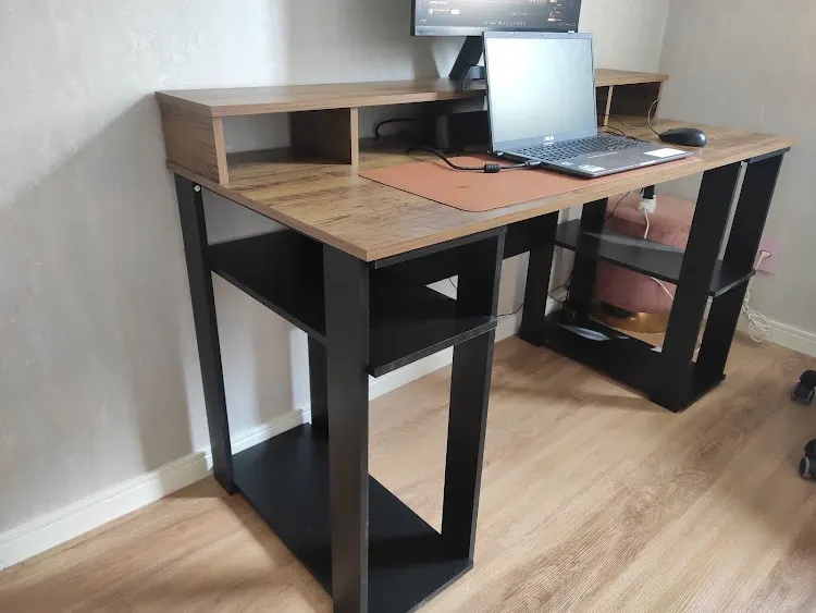 Mesa de escritório com gavetas e apoio para notebook