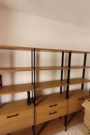 Estante biblioteca com gavetas e prateleiras