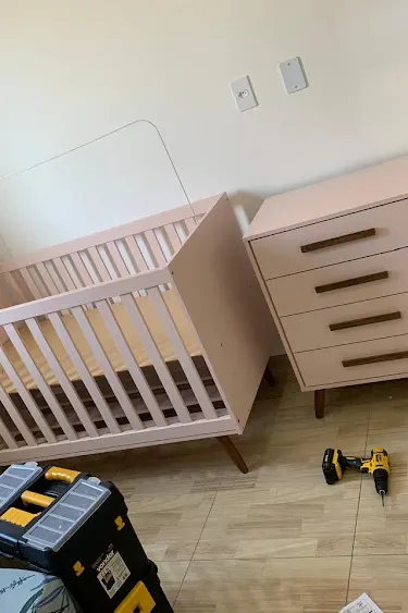 Berço de bebê montado com cômoda