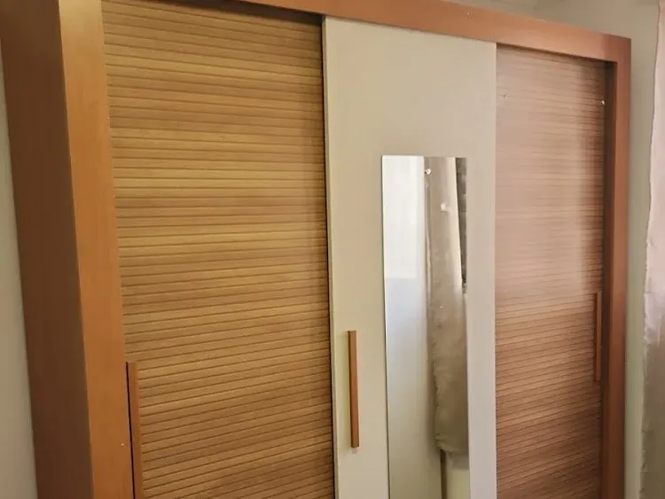 Guarda-roupas com portas deslizantes em madeira